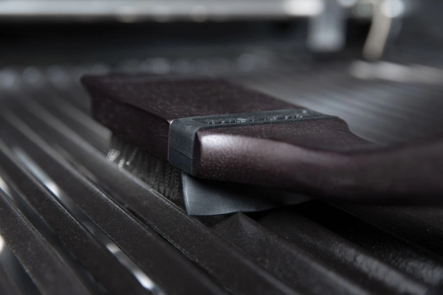 Broil King Holz Grillbürste 47cm Mit Edelstahlborsten + Spritzschutz 4 Broil King Holz Grillbürste 47cm Mit Edelstahlborsten + Spritzschutz – Bild 4