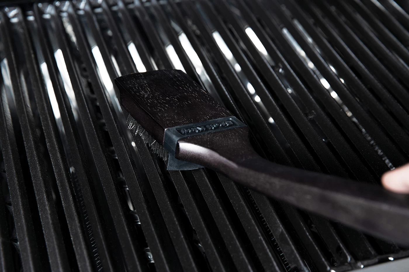 Broil King Holz Grillbürste 47cm Mit Edelstahlborsten + Spritzschutz 1 Broil King Holz Grillbürste 47cm Mit Edelstahlborsten + Spritzschutz