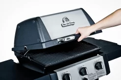 Broil King GEM 310 Gasgrill Inkl. Grillfürst Fettschiene - Modell 2023 -Barbecue Shop 21509 broil king gem 320 deckel 814152