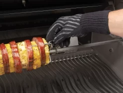 Napoleon BBQ Grillhandschuh Aramid Mit Silikon (1 Stück) -Barbecue Shop 62145 grilling gloves in use napoleon grills 1