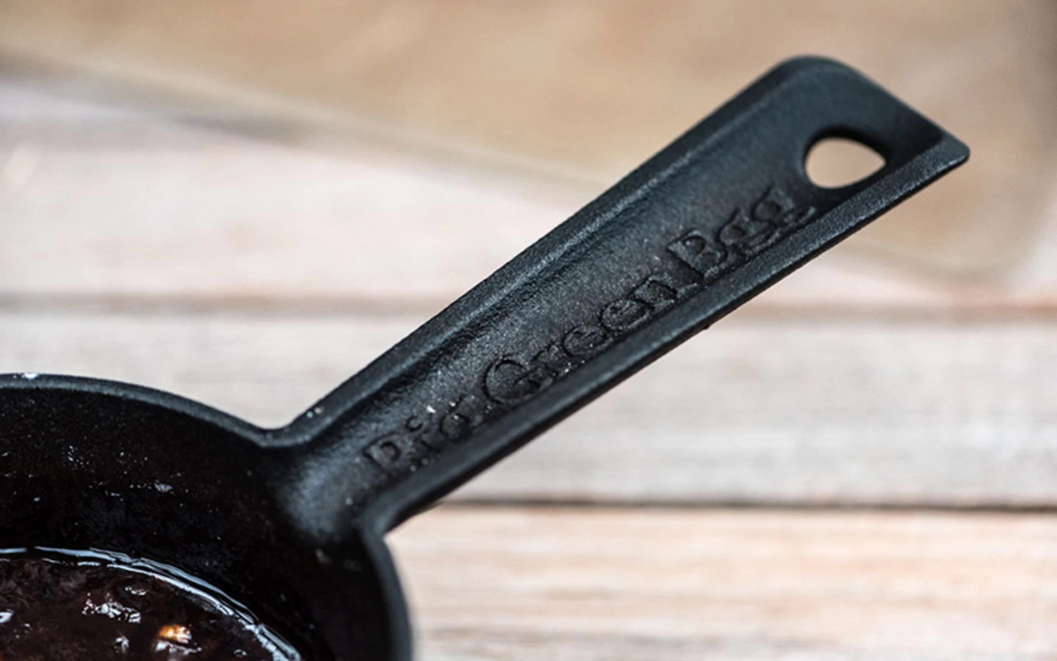 Big Green Egg Gusseisen Saucentopf Mit Silikonpinsel 1 Big Green Egg Gusseisen Saucentopf Mit Silikonpinsel