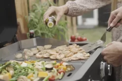 COZZE Plancha 600 / Plancha Grill Mit 2 Gusseisen Grillplatten 19 COZZE Plancha 600 / Plancha Grill Mit 2 Gusseisen Grillplatten -Barbecue Shop COZZE Plancha 600 Lifestyle Grillgut