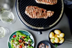 Cobb Grill Premier+ Gas Deluxe Gasgrill 30mbar - Modell 2023 14 Cobb Grill Premier+ Gas Deluxe Gasgrill 30mbar - Modell 2023 -Barbecue Shop Cobb Premier Plus Deluxe Gasgrill Lifestyle 1