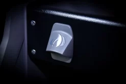 Napoleon Rogue SE 525 Gasgrill - All-black - Mit Edelstahlrosten, Sizzle Zone Und Heckbrenner - Grillfürst Edition Inkl. Abdeckhaube Im Karton - Modell 2022 -Barbecue Shop Flaschenoeffner all black