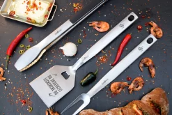 Grillfürst Premium Grillbesteck Set Mit Grillzange, -Wender Und -Gabel - 1. FC Köln Edition 16 Grillfürst Premium Grillbesteck Set Mit Grillzange, -Wender Und -Gabel - 1. FC Köln Edition -Barbecue Shop Grillfuerst Premium Grillbesteck Set Koeln Edition