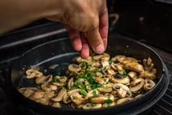 Grillfürst Dutch Oven BBQ Edition DO6 - Klaus Grillt Sonderedition 12 Grillfürst Dutch Oven BBQ Edition DO6 - Klaus Grillt Sonderedition -Barbecue Shop Klaus grillt Dutch Oven Deckel Pilzpfanne