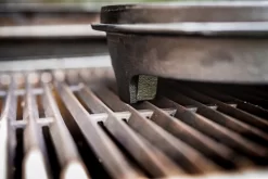 Grillfürst Dutch Oven BBQ Edition DO6 - Klaus Grillt Sonderedition 9 Grillfürst Dutch Oven BBQ Edition DO6 - Klaus Grillt Sonderedition -Barbecue Shop Klaus grillt Dutch Oven Fuesse am Grillrost