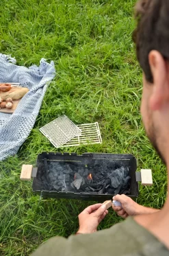 Knister Grill Original - Ausziehbarer Holzkohle Kompaktgrill -Barbecue Shop Knister auf der Wiese