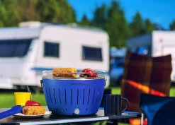 LotusGrill Classic - Holzkohle Tischgrill - Tiefblau Inkl. Tasche -Barbecue Shop LotusGrill Ambiente Campingplatz