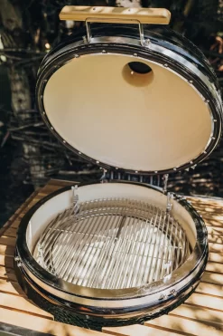 Monolith Grill LeCHEF BBQ GURU - PRO-Serie 2.0 Schwarz - MIT Gestell Und Seitentischen - Inkl. DynaQ Controller Set -Barbecue Shop Monolith Le Chef Deckel offen Keramikgrill