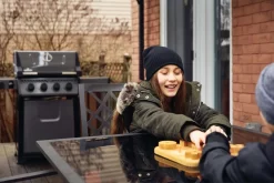 Napoleon Freestyle 425 Gasgrill, Graphit - Mit Sizzle Zone - X-DEAL Inkl. Grillplatte Und Plancha Tool-Set -Barbecue Shop Napoleon Freestyle 425 SIB Lifestyle Balkon 1