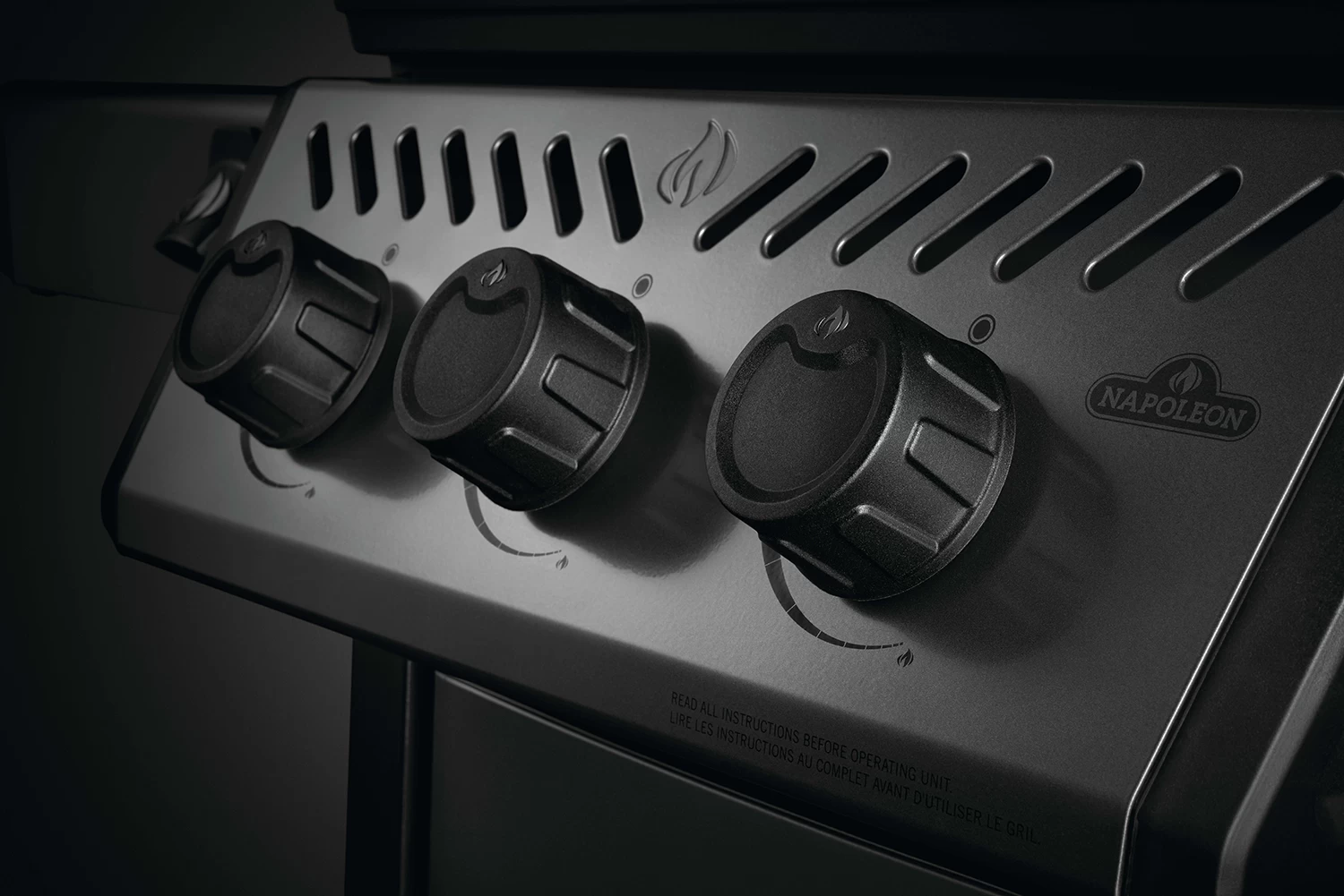 Napoleon Freestyle 365 Gasgrill, Graphit - Mit Sizzle Zone - Modell 2023 - X-DEAL Inkl. Abdeckhaube Und Gussplatte 10 Napoleon Freestyle 365 Gasgrill, Graphit - Mit Sizzle Zone - Modell 2023 - X-DEAL Inkl. Abdeckhaube Und Gussplatte – Bild 10