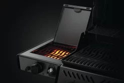 Napoleon Freestyle 365 Gasgrill, Graphit - Mit Sizzle Zone - Modell 2023 - X-DEAL Inkl. Abdeckhaube Und Gussplatte 26 Napoleon Freestyle 365 Gasgrill, Graphit - Mit Sizzle Zone - Modell 2023 - X-DEAL Inkl. Abdeckhaube Und Gussplatte -Barbecue Shop Napoleon Freestyle Sizzle Zone Infrarotbrenner Seitenablage 1
