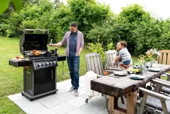 Napoleon Rogue 425 Gasgrill - All Black - Mit Seitenbrenner - Hero Modell 2023 Mit Heckbrenner Inkl. Drehspieß Und Abdeckhaube -Barbecue Shop Napoleon Gasgrill Rogue 425 Hero Lifestyle 01
