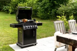 Napoleon Rogue 425 Gasgrill - All Black - Mit Seitenbrenner - Hero Modell 2023 Mit Heckbrenner Inkl. Drehspieß Und Abdeckhaube -Barbecue Shop Napoleon Gasgrill Rogue 425 Hero Lifestyle Drehspiess