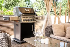 Napoleon Rogue SE 425 Gasgrill, Schwarz Mit Gussrosten - Hero Modell 2023 Inkl. Drehspieß - SMART Deal Inkl. Grillfürst Grill Control -Barbecue Shop Napoleon Gasgrill Rogue SE 425 Lifestyle Terasse