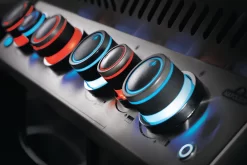 Napoleon Prestige 500 Gasgrill, Schwarz - Mit Safety Glow - X-DEAL Inkl. Grillthermometer, Schneidebrett Und Windschild Für SIZZLE ZONE -Barbecue Shop Napoleon Prestige 500 Safety Glow Drehreglerbeleuchtung 1