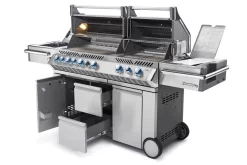 Napoleon Prestige Pro 825-3 Edelstahl Gasgrill Inkl. Drehspieß Und Bodenbeleuchtung + Gratis Napoleon Holzkohlegrill Kugelgrill Ø 57cm -Barbecue Shop Napoleon Prestige Pro 825 Gasgrill seitlich offen 1