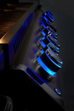 Napoleon Prestige Pro 825-3 Edelstahl Gasgrill Inkl. Drehspieß Und Bodenbeleuchtung + Gratis Napoleon Holzkohlegrill Kugelgrill Ø 57cm -Barbecue Shop Napoleon Prestige Pro beleuchtere Drehregler blau 1