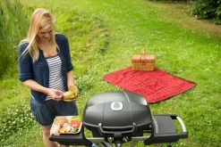 Napoleon TravelQ PRO285 Kompakt Gasgrill Schwarz Mit Klappbarem Wagen - Modell 2023 -Barbecue Shop Napoleon portabler Gasgrill Travelq Pro285 x lifestyle 2