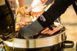 Napoleon Holzkohlegrill Kugelgrill Ø 57cm Mit Gussrost Und Deckelscharnier PRO22K-LEG -Barbecue Shop Napoleon pro22k leg lifestyle2