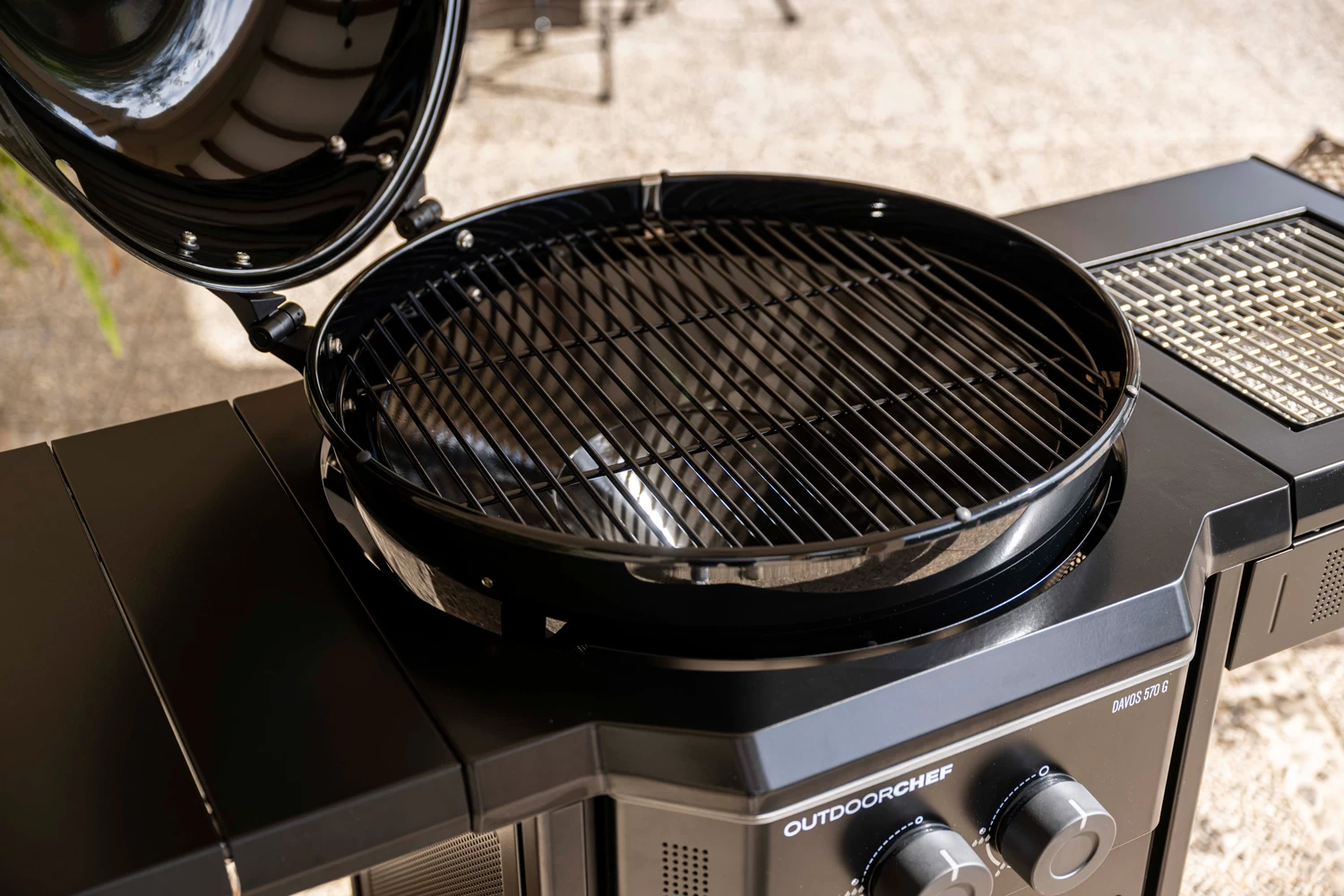 Outdoorchef Gas Kugelgrill Davos 570G Pro Mit Blazing Zone (Infrarotbrenner) & Abdeckhaube 9 Outdoorchef Gas Kugelgrill Davos 570G Pro Mit Blazing Zone (Infrarotbrenner) & Abdeckhaube – Bild 9