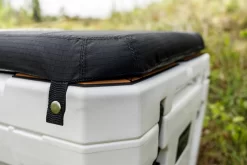 Petromax Kühlbox 25 Liter Alpenweiß - Grillfürst DEAL Inkl. Sitzkissen, Haft-Unterlage Und Einsatzkorb -Barbecue Shop Petromax KX25 Kuehlbox Haftunterlage Sitzkissen