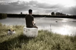 Petromax Kühlbox 50 Liter Alpenweiß - Inkl. Sitzkissen, Haft-Unterlage Und Einsatzkorb 22 Petromax Kühlbox 50 Liter Alpenweiß - Inkl. Sitzkissen, Haft-Unterlage Und Einsatzkorb -Barbecue Shop Petromax Kuehlbox angeln