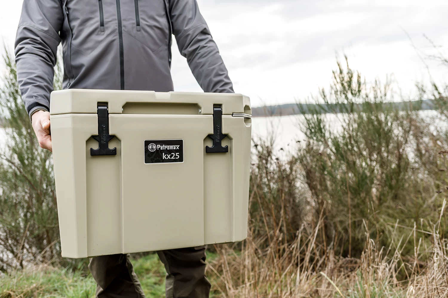 Petromax Kühlbox 25 Liter Sand - Inkl. Sitzkissen, Haft-Unterlage Und Einsatzkorb 9 Petromax Kühlbox 25 Liter Sand - Inkl. Sitzkissen, Haft-Unterlage Und Einsatzkorb – Bild 9