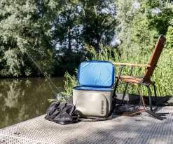 Petromax Kühltasche 22 Liter / Sandfarben -Barbecue Shop Petromax Kuehltasche 22Liter sand Lifestyle