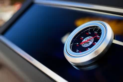 Rösle Videro G4-S VARIO+ Schwarz Gasgrill - FC Bayern Edition - Inkl. FC Bayern Abdeckhaube, Grillzange, Grillbürste Und Grillhandschuhe -Barbecue Shop Roesle FC Bayern Gasgrill Logo Deckelthermometer