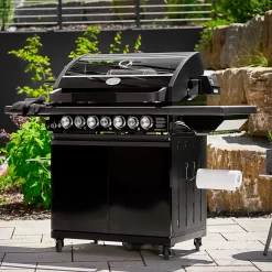 Rösle Gasgrill Magnum PRO G4-S - X-DEAL Inkl. Abdeckhaube, Gusseisen Grillplatte Und Drehspieß - Modell 2023 -Barbecue Shop Roesle Magnum PRO G4 S Lifestyle