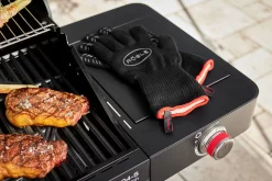 Rösle Videro G4-S VARIO+ Schwarz Gasgrill - FC Bayern Edition - Inkl. FC Bayern Abdeckhaube, Grillzange, Grillbürste Und Grillhandschuhe -Barbecue Shop Roesle Videro G4 S Seitenkocher Bayern Grill