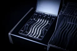 Napoleon Rogue SE 525 Gasgrill - All-black - Mit Edelstahlrosten, Sizzle Zone Und Heckbrenner - Grillfürst Edition Inkl. Abdeckhaube Im Karton - Modell 2022 -Barbecue Shop Sizzle Zone All Black