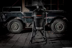 The Bastard Keramikgrill Classic Medium - Complete - Schwarz Glänzend - Modell 2023 29 The Bastard Keramikgrill Classic Medium - Complete - Schwarz Glänzend - Modell 2023 -Barbecue Shop The Bastard Classic Medium Untergestell Seitentischel