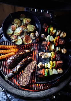 The Bastard Keramikgrill Classic Medium - Complete - Schwarz Glänzend - Modell 2023 30 The Bastard Keramikgrill Classic Medium - Complete - Schwarz Glänzend - Modell 2023 -Barbecue Shop The Bastard Medium Grillflaeche Pfanne