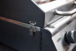 Grillfürst G201E 2-Brenner Gasgrill Portabel V2 - Campinggrill / Balkongrill 50mbar - Inkl. Untergestell -Barbecue Shop grillfuerst g201 verschluss 1