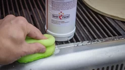 Grillfürst Reinigungsset Für Gussroste Mit Messing Grillbürste Inkl. Schaber, Grillreiniger Spezial Lösung Und Gusseisen Pflegespray -Barbecue Shop grillfuerst reiniger 1