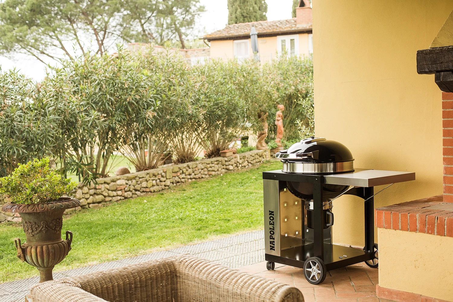 Napoleon Holzkohlegrill Kugelgrill Ø 57cm Im Rollwagen Mit Gussrost Und Deckelscharnier PRO22K-Cart-2 11 Napoleon Holzkohlegrill Kugelgrill Ø 57cm Im Rollwagen Mit Gussrost Und Deckelscharnier PRO22K-Cart-2 – Bild 11