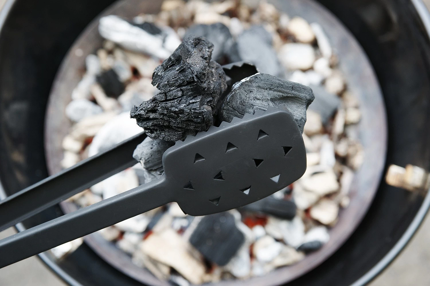 Outdoorchef Holzkohlezange 1 Outdoorchef Holzkohlezange